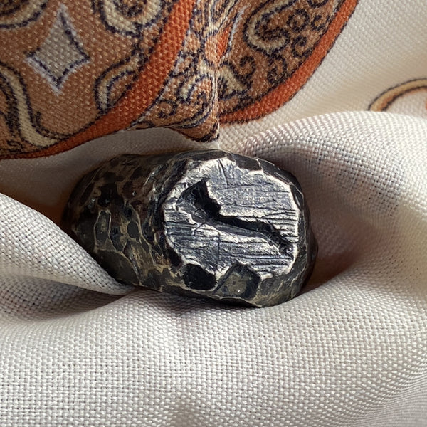 Rough dwarven signet ring with horn 01